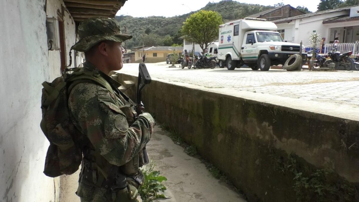 Emboscada de las disidencias de las Farc dejó 4 soldados muertos, 6 heridos y 7 desaparecidos Una emboscada de las disidencias de las FARC dejó 4 militares muertos. El ataque, según informaciones preliminares, se habría registrado en zona rural de Buenos Aires, Cauca, en la Base Militar Los Pinos.