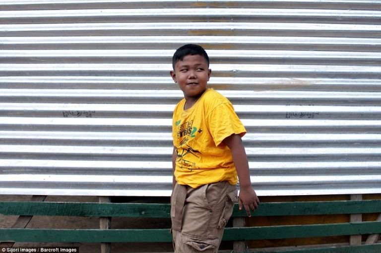 Así luce ahora el polémico niño que se fumaba 40 cigarrillos diarios En el año 2010 se hizo viral el video de Aldi Rizal, un niño de tan solo 2 años que paseaba en un triciclo fumando, se conoció que consumía alrededor de 40 cigarrillos diarios.