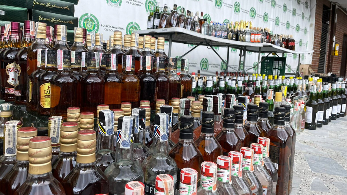Incautaron más de tres mil botellas de trago chimbo en Los Mártires Según detallaron las autoridades, en una vivienda de la localidad de Los Mártires, sector San Andresito San José, había un millonario cargamento de trago chimbo y cerca de 3.300 botellas, en su mayoría whisky, fueron incautadas.  