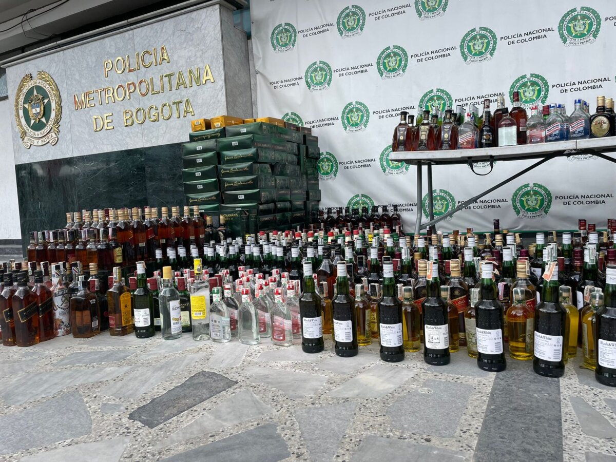 Incautaron más de tres mil botellas de trago chimbo en Los Mártires Según detallaron las autoridades, en una vivienda de la localidad de Los Mártires, sector San Andresito San José, había un millonario cargamento de trago chimbo y cerca de 3.300 botellas, en su mayoría whisky, fueron incautadas.  