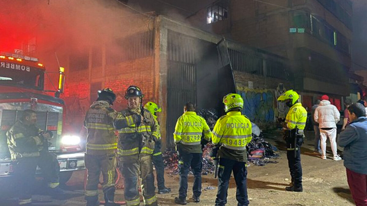 Terrible incendio en la noche de velitas en Bogotá La noche de velitas en la ciudad de Bogotá terminó con un gran incendio en un fábrica. Sobre las 9:00 p.m. de este 7 de diciembre, el interior de un negocio se prendió en llamas, al parecer, por un volador que cayó sobre el lugar e inició la conflagración.