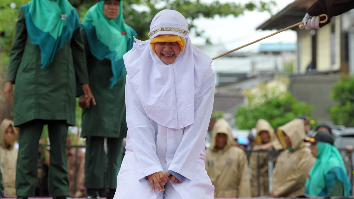 En Indonesia: quien tenga sexo fuera del matrimonio podría ir a la cana El Parlamento de Indonesia aprobó el martes enmiendas legales que prohíben el sexo extramarital en un paquete de cambios del código penal que, según sus críticos, son un retroceso en las libertades en el país asiático.