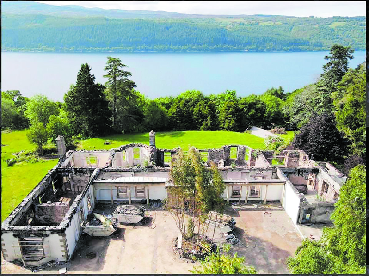 La mansión maldita del Lago Ness En agosto de 1899 el ocultista Aleister Crowley se enamoró de una enorme casa ubicada frente al Lago Ness (Escocia) y alejada de toda sociedad. Aunque no estaba a la venta, le ofreció a su dueña el doble del dinero de lo que costaba, por lo que ella no se pudo resistir. 