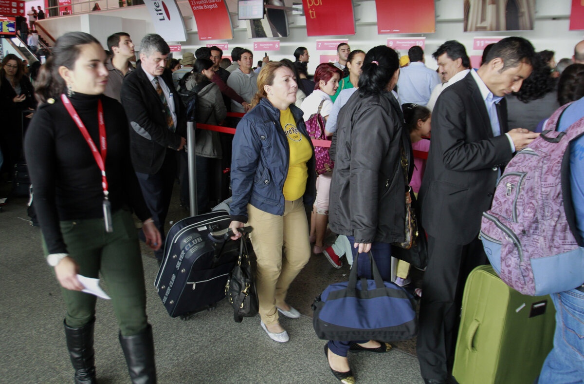 Recomendaciones para viajeros durante la temporada de fin de año Migración Colombia formuló varias recomendaciones para los viajeros que se desplazarán por las diferentes terminales aéreas del país durante esta temporada de final de año.