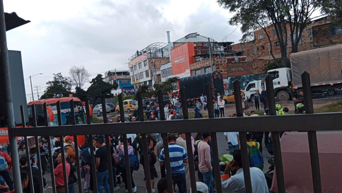 ¡Lo que faltaba! Bloqueos en la Avenida Boyacá por falta de buses para poder viajar En el momento se supo que en el sector de Yomasa, localidad de Usme, los desesperados viajeros bloquearon la Avenida Boyacá.