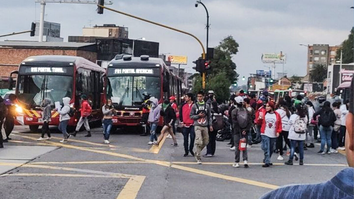A llenarse de paciencia: Bloqueos afectan operación de Transmilenio por la avenida Caracas Las estaciones de la calle 76 y Flores se encuentran restableciendo la operación debido a manifestaciones que se presentaron a la altura de la calle 72 con avenida Caracas.