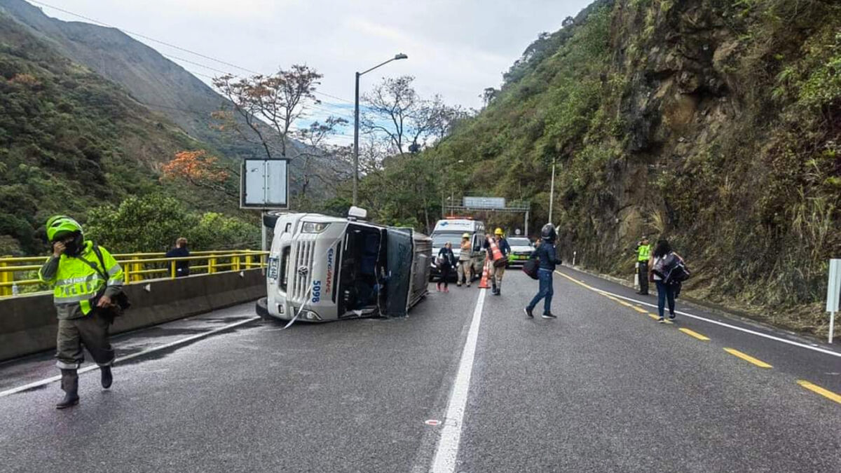 Aumenta a 19 fallecidos y 94 lesionados en las vías este puente de Reyes Avanza el plan retorno en Colombia debido a este puente de reyes, en el que se espera la movilización de cuatro millones de vehículos en las principales vías del país.