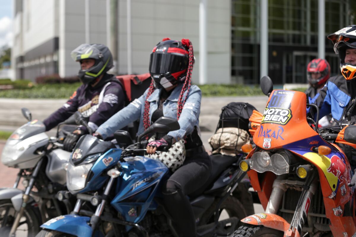 Cada día se están vendiendo un promedio de más de 2.000 motos en Colombia Por cada mes se vendieron 68.551 motos en 2022; cada día, 2.253; unas 90 por cada hora. Las razones de la acogida que llevó al sector a mover más de 822.000 unidades son múltiples y relacionadas con financiación y movilidad, según las empresas.
