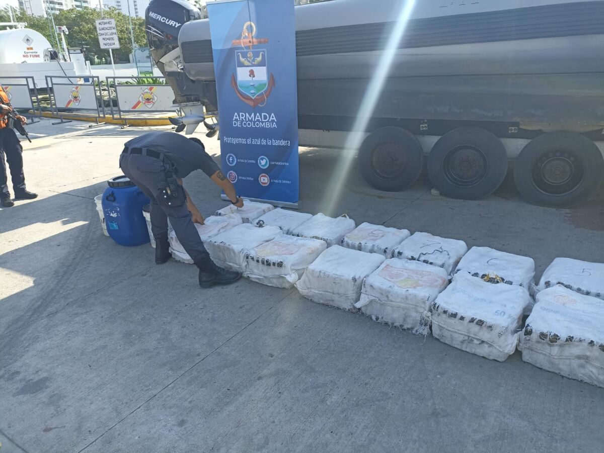 Armada de Colombia incautó 552 kilos de coca en el Mar Caribe Un nuevo golpe a las bandas del narcotráfico propinó la Armada de Colombia, que en trabajo conjunto con la Fuerza Aérea Colombiana y la Fuerza de Tarea Conjunta Interagencial del Comando Sur de los Estados Unidos, incautó más de 550 kilogramos de clorhidrato de cocaína, avaluados en 18 millones de dólares.