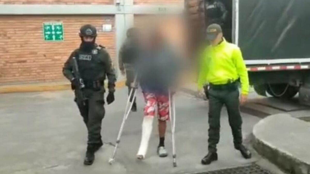 Capturan a delincuente en Soacha que escondía droga en su yeso Policías de Soacha (Cundinamarca) se llevaron tremenda sorpresa cuando encontraron que un hombre escondía dosis de droga en el yeso de su pierna para no ser descubierto.