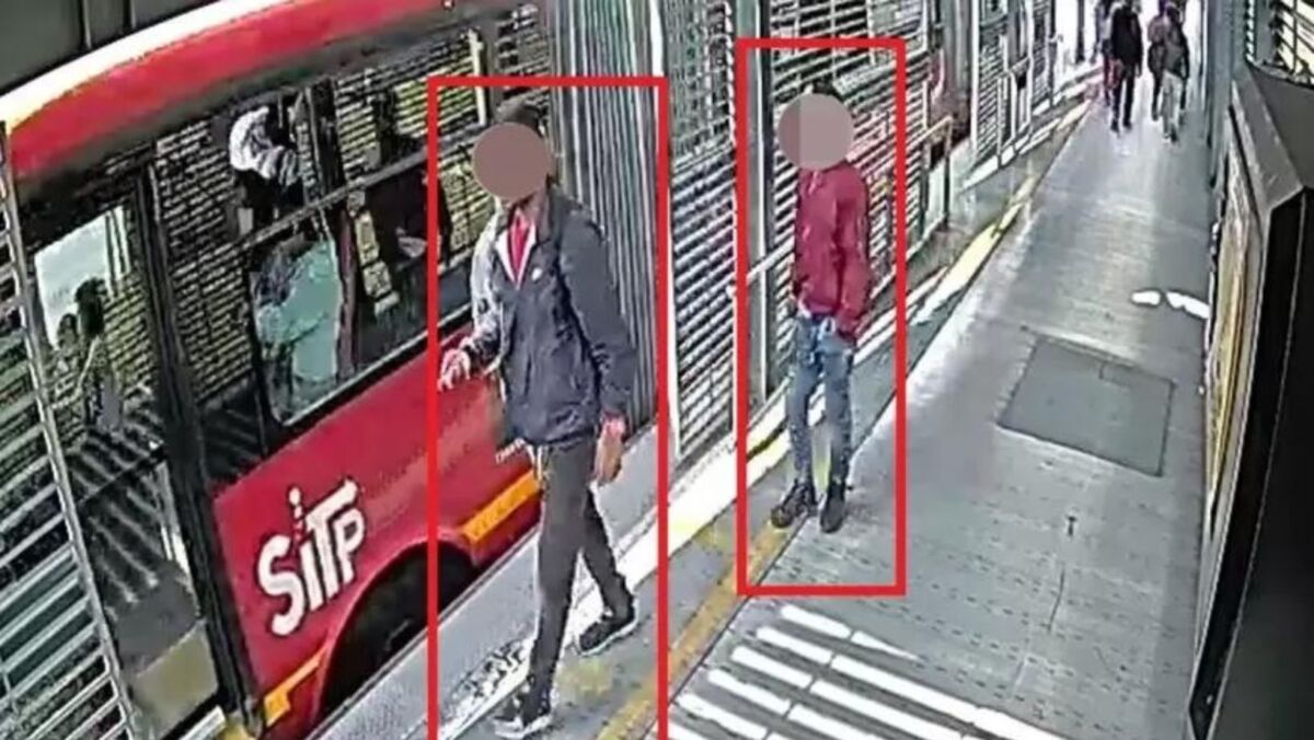 Capturan a dos pillos que robaban celulares por las ventanas del TransMilenio  Las autoridades lograron capturar a dos sujetos que acostumbraban a robar celulares por las ventanas de los articulados de TransMilenio.