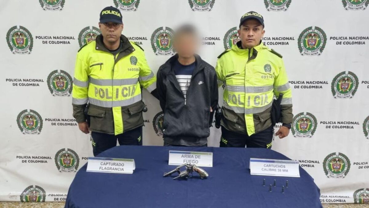 Capturaron a peligroso criminal que atracaba en Fontibón La Policía Metropolitana de Bogotá informó que se logró capturar de un peligroso hombre que atracaba en las horas de la madrugada y la noche en la localidad de Fontibón.