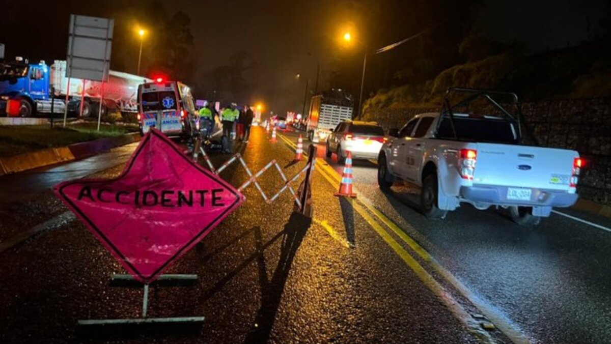Cierre total del Túnel Monterredondo por incendio en la vía Bogotá-Villavicencio En las horas de la madrugada de este martes 3 de enero se registró un grave accidente en la vía Bogotá-Villavicencio. Según las autoridades, un auto se prendió en llamas mientras transitaba por el túnel Monterredondo.