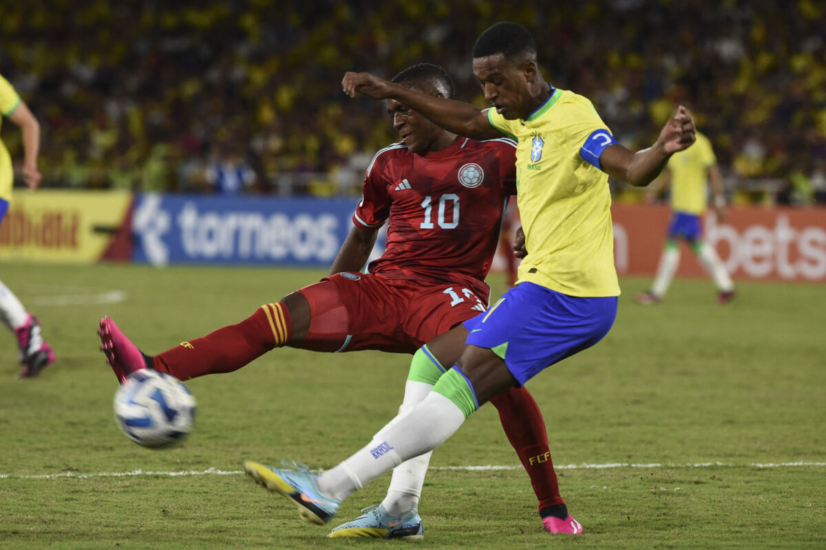 Colombia no logró pasar del empate a un gol ante Brasil en el Sudamericano Sub 20 Con este resultado Colombia deberá jugarse la clasificación ante Argentina al hexagonal final del torneo en busca de un cupo para el Mundial de Fútbol de la categoría en Indonesia.