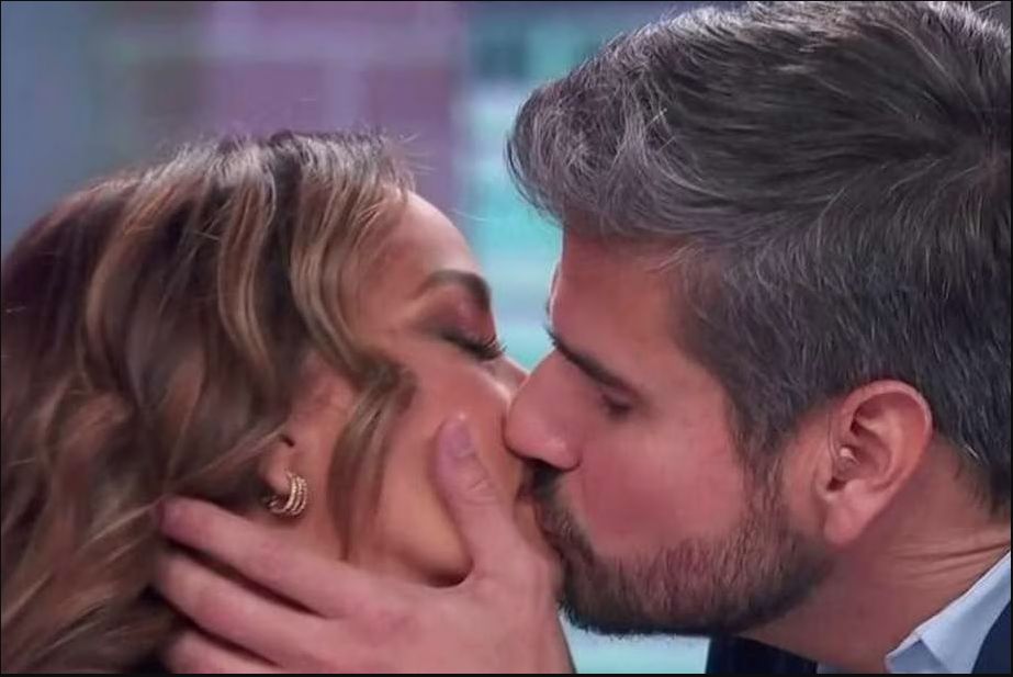 Daniel Arenas se arrepiente de su beso con Adamari López Después de recibir una avalancha de críticas por darle un beso en la boca a la presentadora Adamari López, el actor Daniel Arenas se pronunció al respecto y se disculpó.