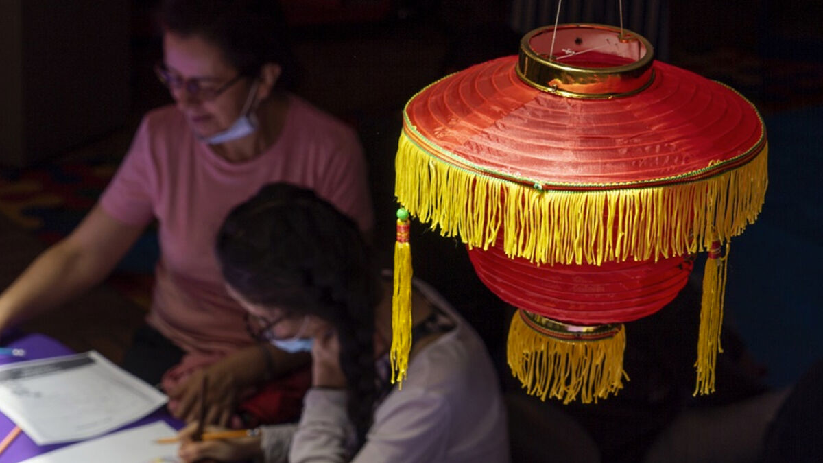El nuevo año chino se celebra con BibloRed A partir del próximo 19 de enero la Red de Bibliotecas Públicas de Bogotá (BibloRed) tiene preparadas una serie de actividades para el disfrute de toda la familia, a propósito del inicio del Nuevo Año Chino, que esta vez corresponde al Conejo de Agua.