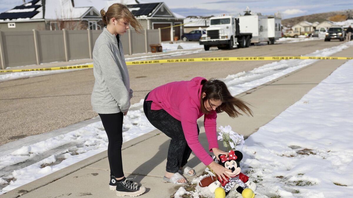 ¡Siniestro! Un hombre asesinó a su esposa, a su suegra y a sus 5 hijos  Terrible masacre este jueves en Utah, en el Oeste de Estados Unidos, cuando un hombre de 42 años asesinó a toda su familia con un arma de fuego. 