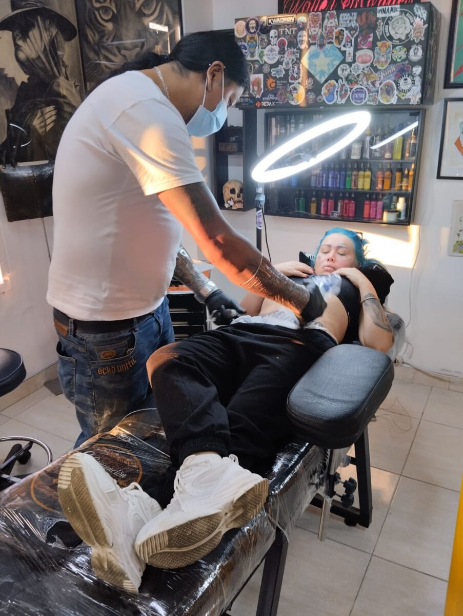 ¡Fotos exclusivas! Pillamos a Yina Calderón tatuándose en un local de Kennedy Q'HUBO se coló en un salón de tatuajes ubicado en el barrio Castilla, en la localidad de Kennedy, donde da influenciadora, DJ de guaracha y empresaria Yina Calderón se hizo su nuevo tatuaje. ¿Qué dice?