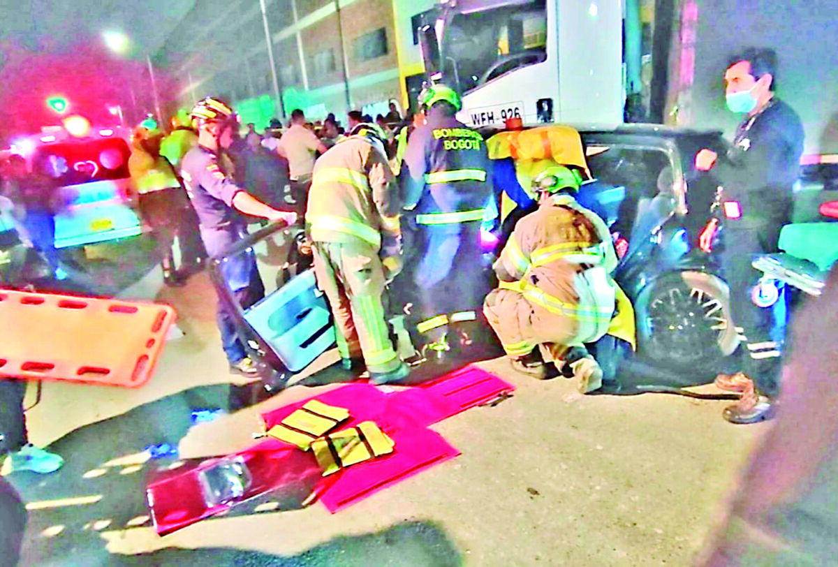 Niña murió en terrible accidente de tránsito en Puente Aranda En horas de la noche del viernes, un terrible accidente de tránsito en Puente Aranda cobró la vida de una menor de tan solo 5 añitos. En estos hechos otras tres personas resultaron lesionadas.