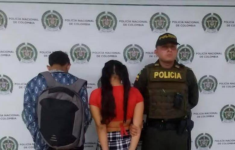 Infames asesinaron a profesora por robarle el celular  Como Érika Jesenia Cuadros López fue identificada la mujer que murió anoche tras ser atacada por unos delincuentes en el sector Exposiciones, de Medellín.