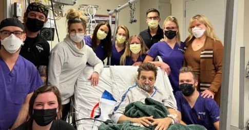 Jeremy Renner celebró su cumpleaños con una foto de agradecimiento al personal de salud Después del accidente que casi le quita la vida, el famoso actor Jeremy Renner continúa recuperándose en una Unidad de Cuidados Intensivos de un hospital en Nueva York.