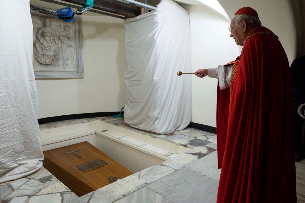 La tumba de Benedicto XVI podrá visitarse a partir de este domingo La tumba de Benedicto XVI, que ha sido colocada en la cripta situada en las grutas vaticanas, podrá visitarse a partir de este domingo a las 9:00 de la mañana, según informó la oficina de prensa del Vaticano.