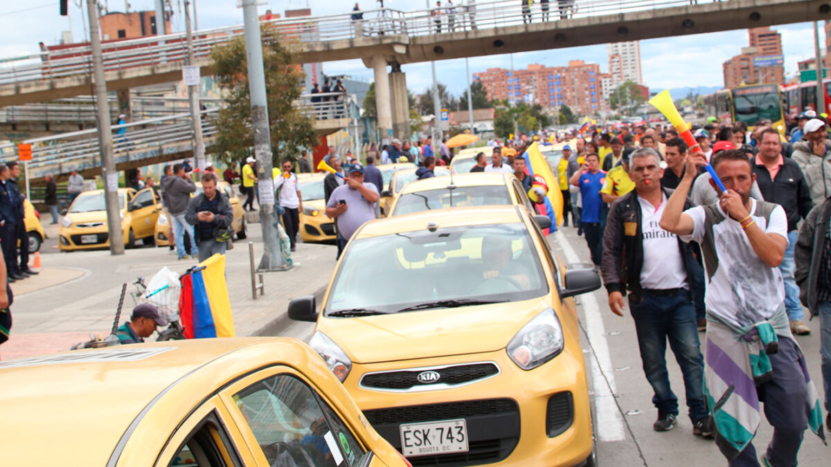 ¡Pilas! Los taxistas amenazan con “paralizar Bogotá” este lunes El líder del gremio de los taxistas, Hugo Ospina, manifestó que “paralizarán” la ciudad de Bogotá en protesta por los abusos que han cometido las autoridades en contra los conductores de este medio de transporte.