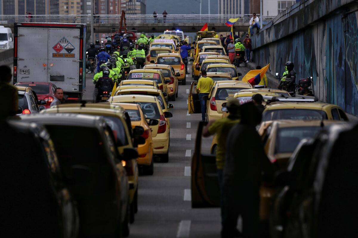 ¡Pilas! Los taxistas amenazan con “paralizar Bogotá” este lunes El líder del gremio de los taxistas, Hugo Ospina, manifestó que “paralizarán” la ciudad de Bogotá en protesta por los abusos que han cometido las autoridades en contra los conductores de este medio de transporte.