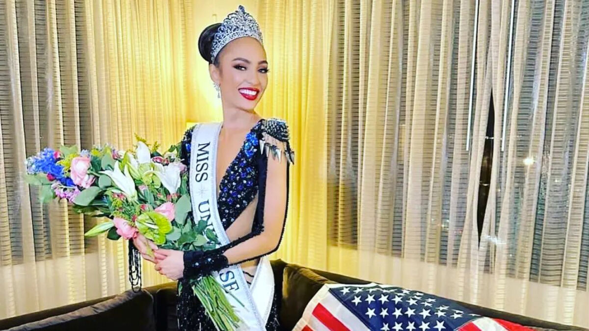 Miss Universo, R'Bonney Gabriel, renunció al título de Miss USA El pasado sábado 14 de enero fue coronada R'Bonney Gabriel como la nueva Miss Universo, sin embargo, recientemente renunció a su corona como reina de Estados Unidos.