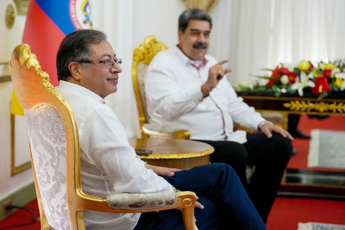 Petro y Maduro tendrán reunión bilateral extraordinaria este sábado El presidente de la República, Gustavo Petro Urrego, viajará en las próximas horas hasta territorio venezolano, donde sostendrá este sábado, sobre la 1:00 de la tarde, una reunión con su homólogo Nicolás Maduro, en el marco de la reactivación de las relaciones.