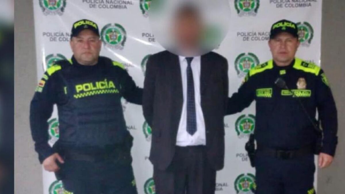 Pillo de traje y corbata fue capturado luego de robar en Usaquén La Policía Metropolitana de Bogotá logró capturar a un hombre señalado de hurtar elementos de un supermercado en la localidad de Usaquén. El sujeto quedó grabado en las cámaras de seguridad del lugar y estaba vestido con traje y corbata para no levantar sospechas.