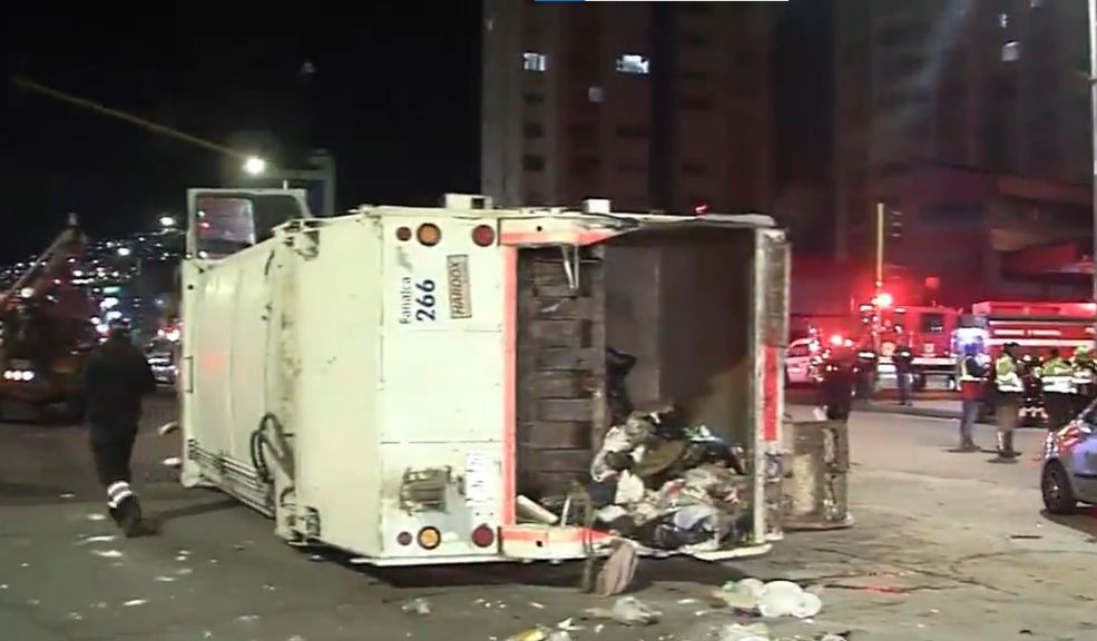 Grave accidente entre un camión de basura y un bus de TransMilenio al sur de Bogotá Con un aparatoso accidente de tránsito despertaron los vecinos del sector de Santa Lucía, localidad de Tunjuelito, luego de que un camión recolector de basuras chocara contra un bus de TransMilenio.