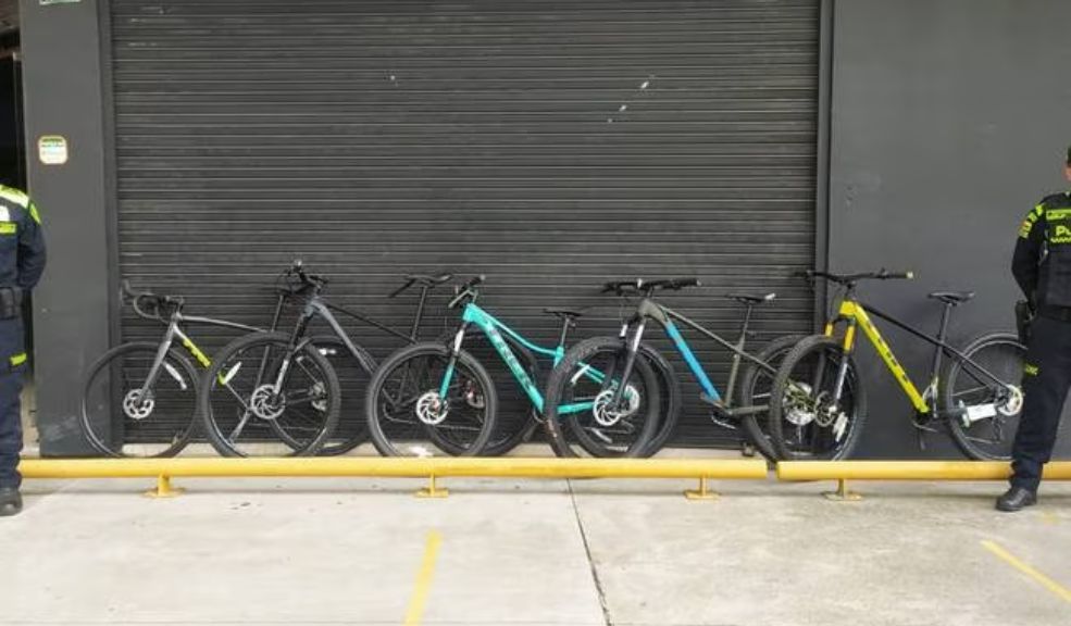 Los frenaron: autoridades frustraron el robo de 5 bicicletas de un negocio en Bogotá Las autoridades de Bogotá lograron frustrar el robo de 5 bicicletas avaluadas en más de 30 millones de pesos, de un establecimiento ubicado sobre la carrera 68, entre calles 45b y 46.