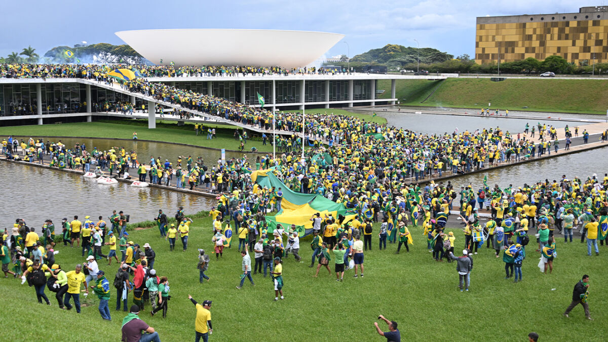 Simpatizantes de Bolsonaro invadieron el congreso de Brasil Cientos de simpatizantes del expresidente Jair Bolsonaro han superado las barreras policiales para invadir la sede del congreso brasileño, ubicado en Brasilia, en el marco de una manifestación contra el nuevo presidente, Luiz Inácio Lula da Silva.