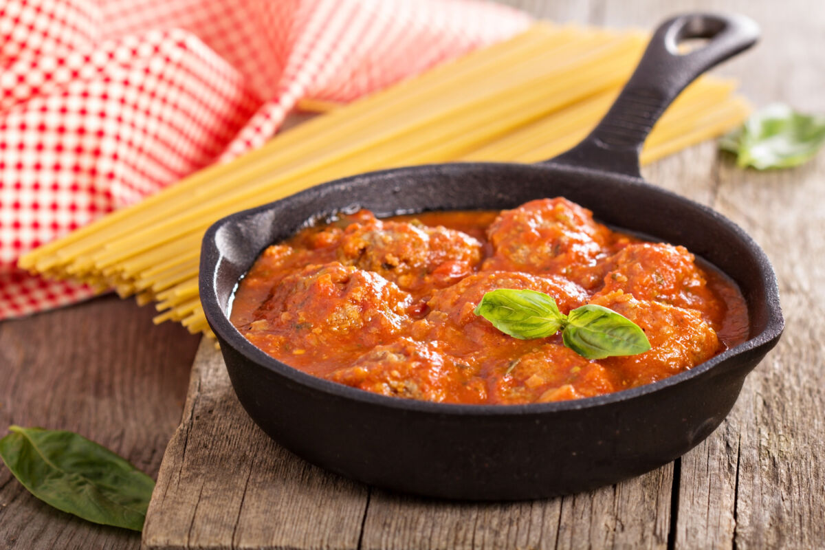 Una mezcla con de gusto y sabor Los espaguetis con albóndigas, conocidos originalmente como ‘spaghetti and meatballs’, es una receta que nació en Estados Unidos y que siempre triunfa en las familias de todo el mundo.