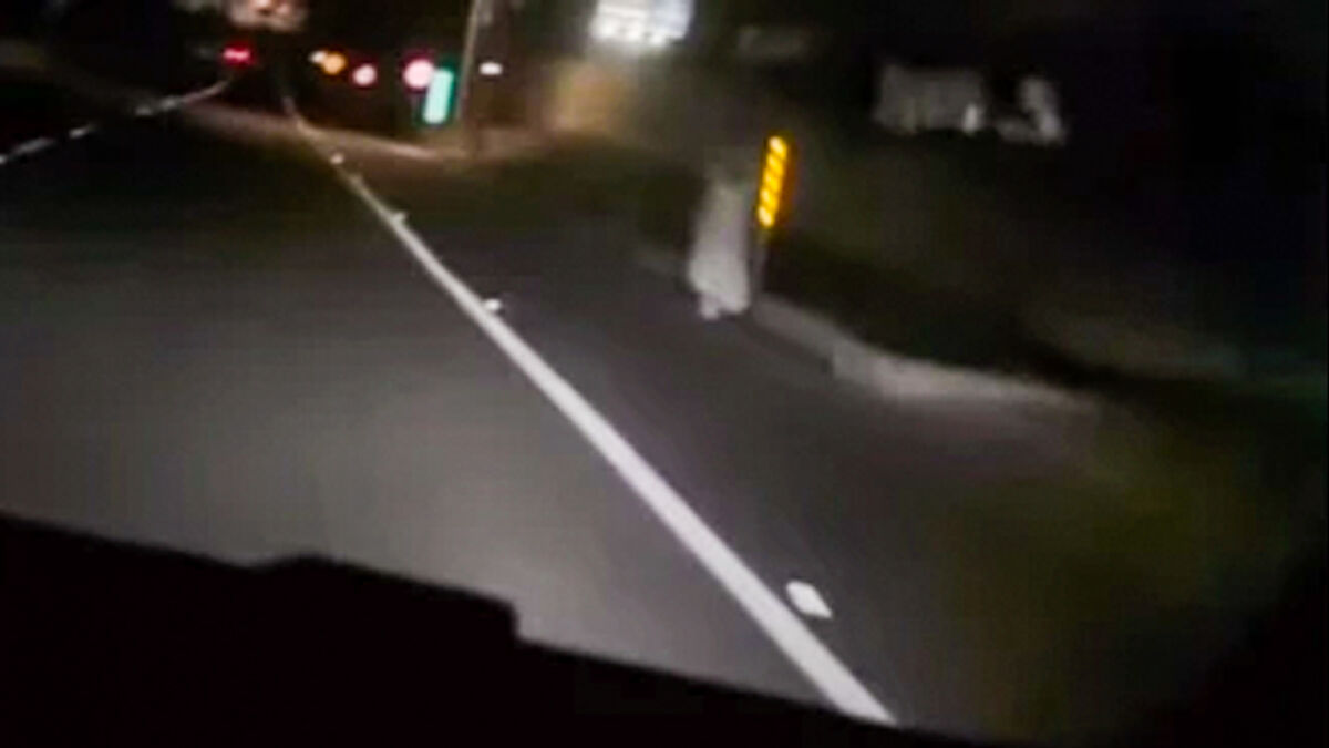 Video: fantasma causa terror en carretera de Colombia En las redes sociales se viralizó una grabación en la que se ve un supuesto fantasma caminando por el costado de una carretera.