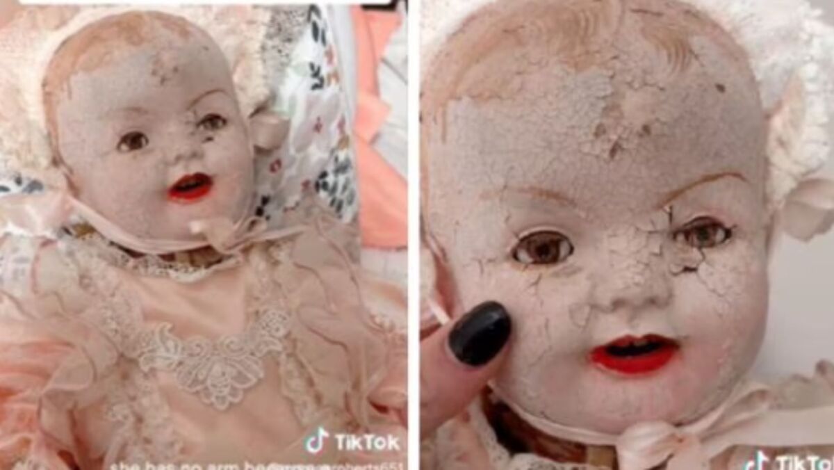 Video: la aterradora muñeca poseída que causa pánico en TikTok Al estilo de Chucky y Anabelle, ahora apareció en la red social TikTok una muñeca poseída que aterra a miles de usuarios. En la grabación que se ha vuelto viral y visitadas millones de veces se ve a la bebé de porcelana con un vestido blanco, maquillaje y un gorro moviéndose por sí sola.