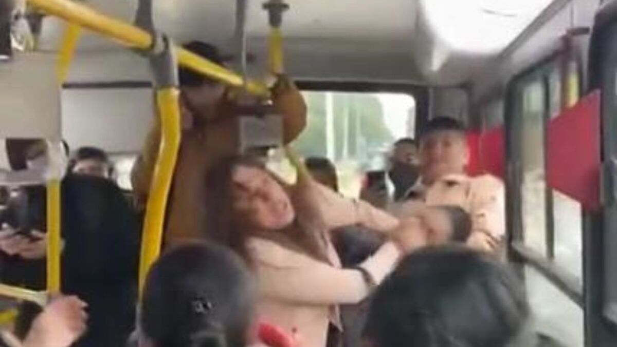 Video: mujeres se agarraron en TransMilenio por no pagar el pasaje  Agarradas del pelo terminaron dos mujeres en pleno bus de TransMilenio, luego de que tuvieran una fuerte discusión por el pago del pasaje.