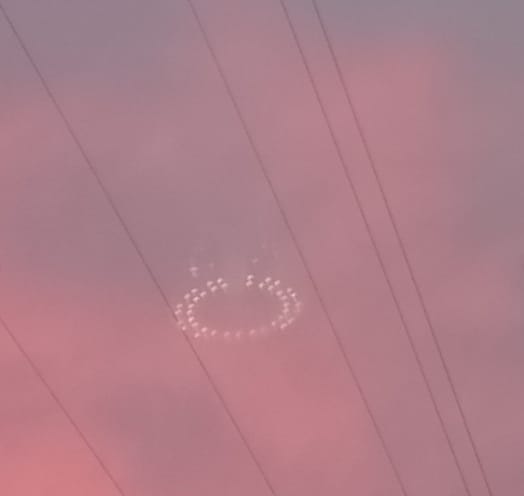 ¿Primer OVNI del 2023? mujer fotografió avistamiento inusual en el cielo En Buenos Aires, Argentina, se registró el primer avistamiento de objetos voladores no identificados (OVNI), el hecho fue fotografiado y compartido a través de redes sociales.