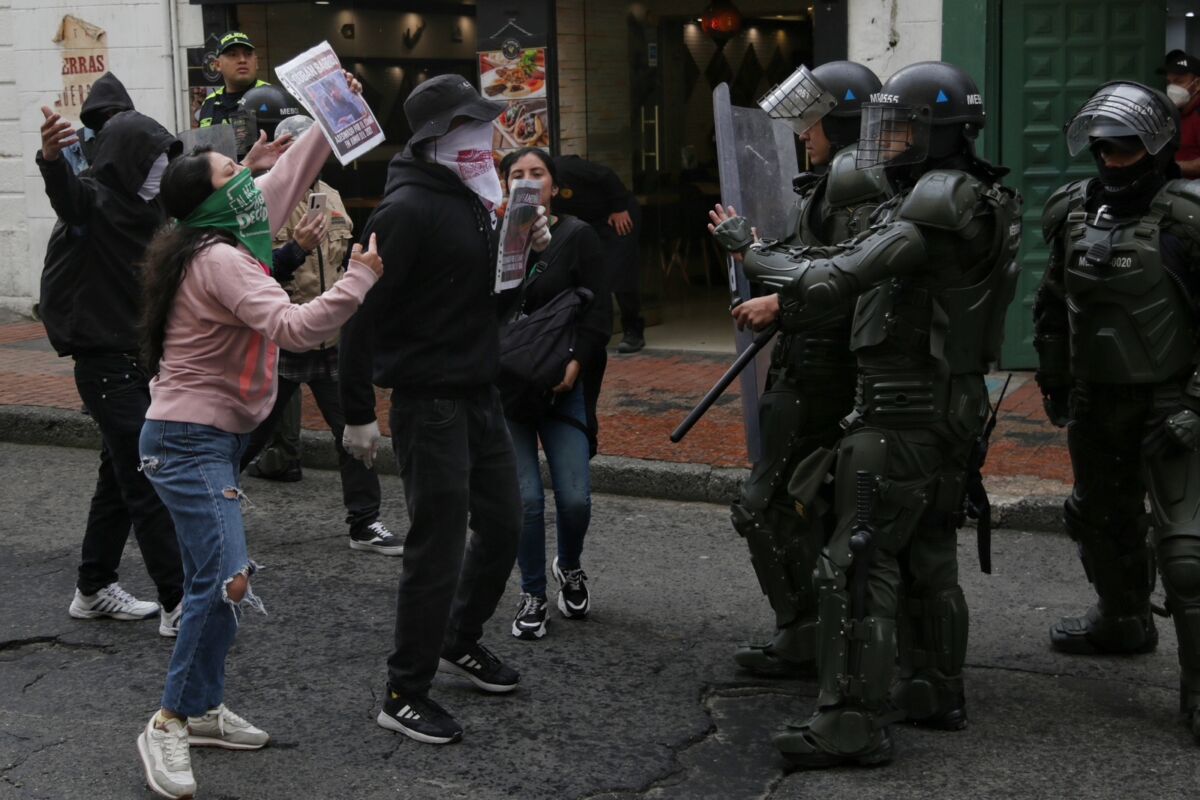 ¡Caos en el centro! Se presentan manifestaciones frente a la Alcaldía de Bogotá Debido a las manifestaciones se han reportado cierres viales y el tráfico desde y hacia el centro de Bogotá está afectado debido al grupo de manifestantes.