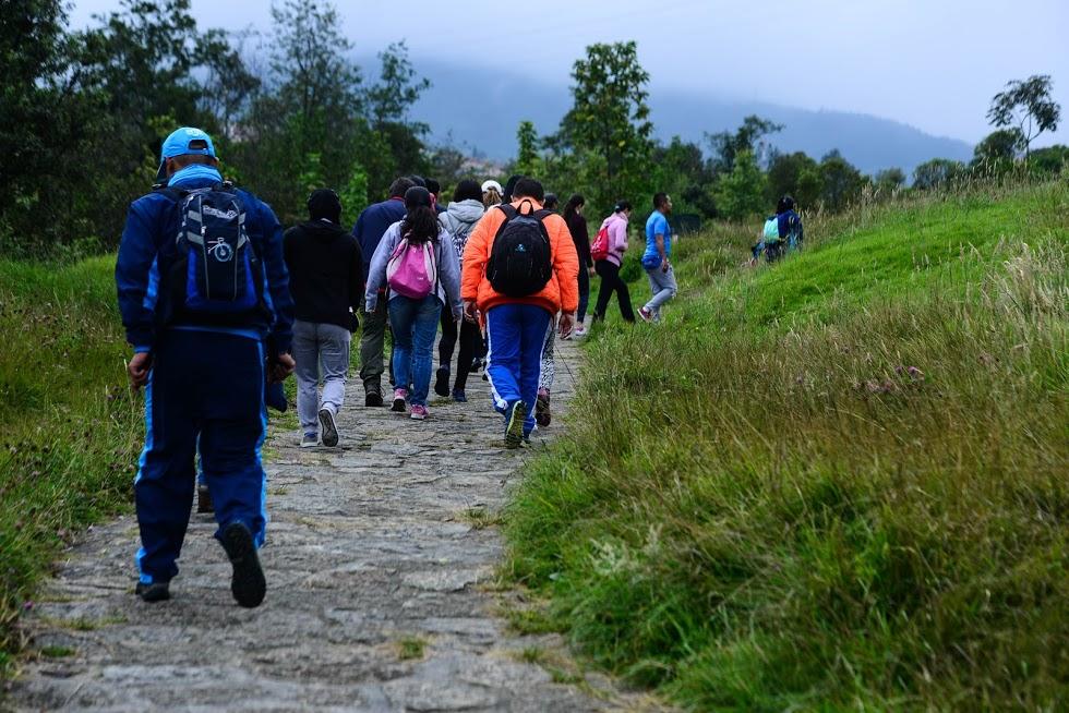 Pille las caminatas ecológicas que podrá hacer en enero La Alcaldía de Bogotá informó que los ciudadanos podrán a asistir a diferentes caminatas por los senderos de la ciudad, un plan ideal para salir de la rutina y disfrutar en compañía de familiares y amigos.