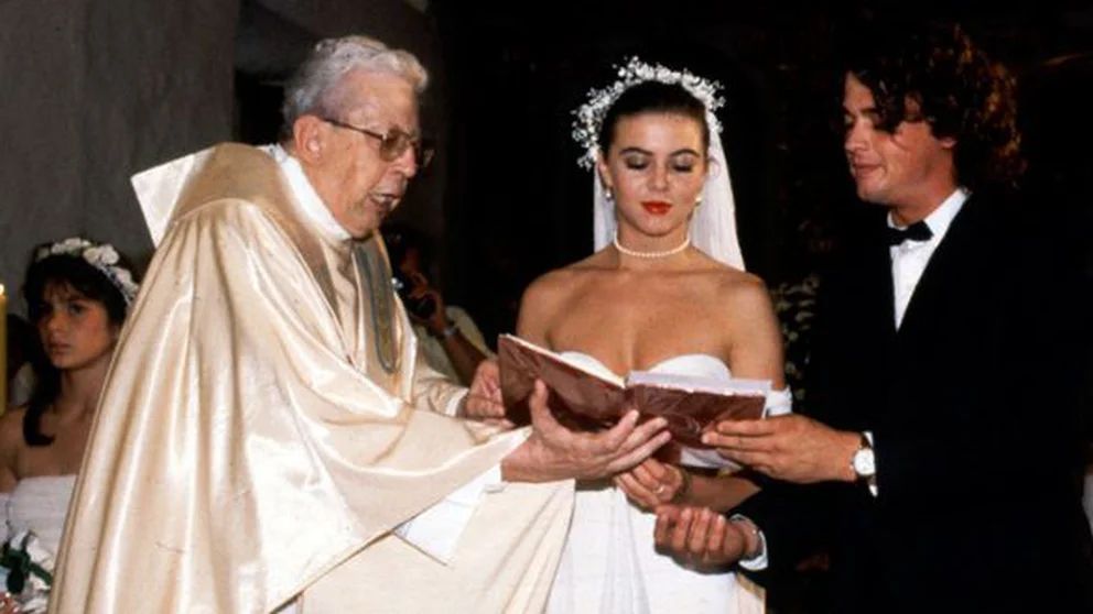 “Shakira debería aprenderles”: El piropo que Margarita Rosa le tiró a Carlos Vives La actriz y el cantante estuvieron casados durante dos años. El matrimonio fue en 1988.