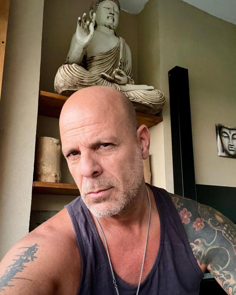 La enfermedad mental que doblegó a Bruce Willis Bruce Willis padece actualmente de una demencia frontotemporal senil, la cual es una enfermedad mental neurodegenerativa.