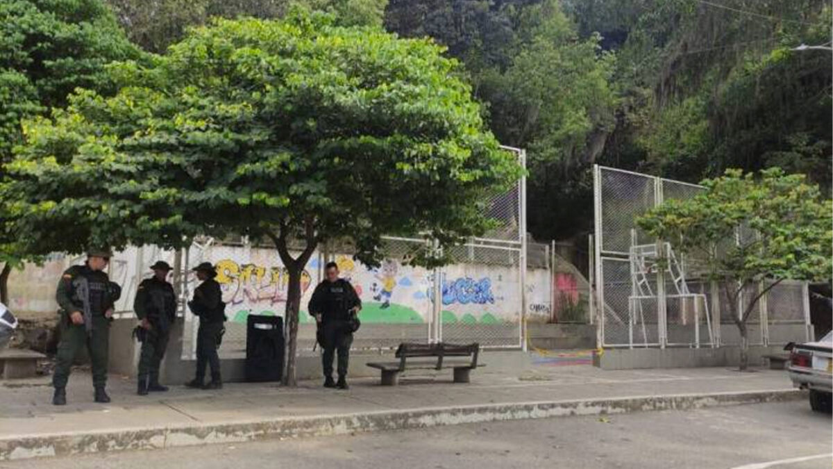 Adolescente de 16 años asesinó a otra por celos Un lamentable hecho se registró en el sector de La Inmaculada, en la ciudad de Bucaramanga (Santander), dos adolescentes de 16 años se citaron en un parque para pelear y una de ellas terminó herida y murió minutos después.