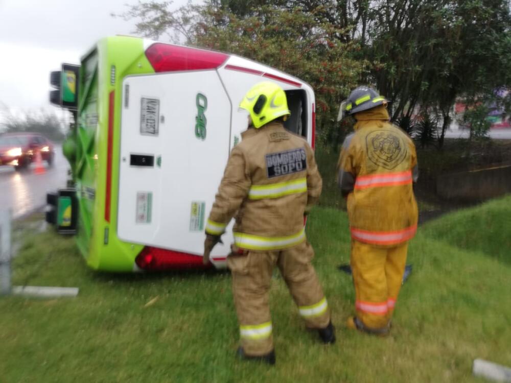 Aparatoso accidente de tránsito en Hato Grande, Cundinamarca En las últimas horas se registró un accidente de tránsito en el cual un bus quedó volcado.