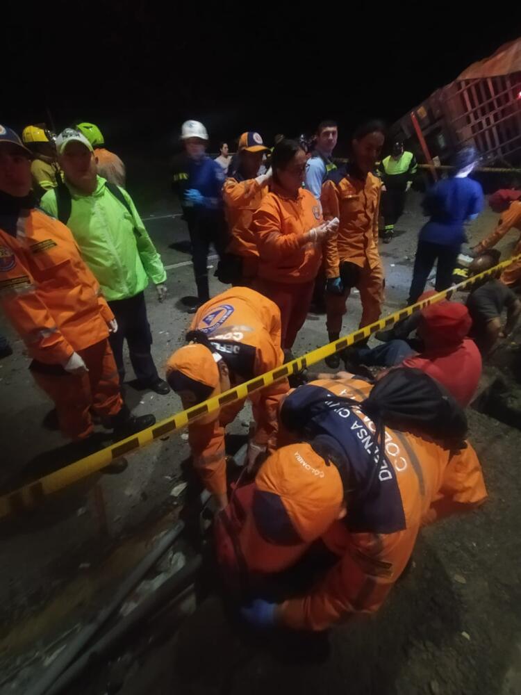 Aparatoso accidente en autopista Medellín - Bogotá dejó 3 muertos y más de 10 heridos En la noche de ayer se presentó un grave accidente en el kilómetro 10 de la autopista Medellín - Bogotá el cuál dejó 3 muertos y al menos, 15 heridos.