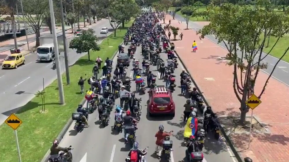 Así avanza la manifestación de motociclistas en Bogotá por medida del pico y placa Desde temprano, una caravana de motociclistas se tomó las calles de la capital en el norte, como protestas por el pico y placa para estos vehículos.
