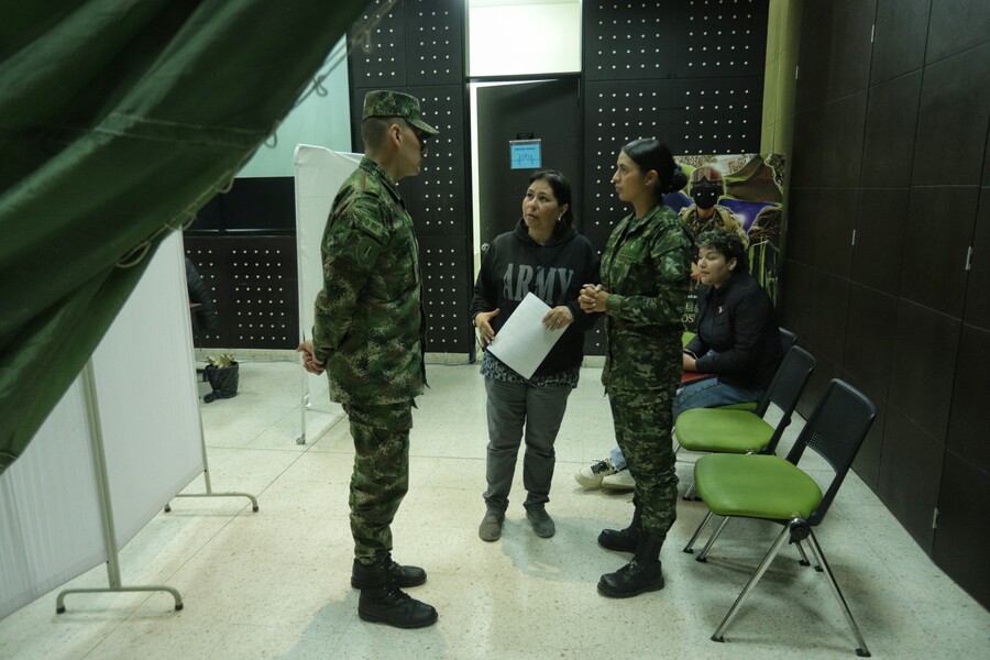Masiva asistencias de mujeres en Bogotá para prestar servicio militar Desde hoy hasta el 17 del mismo mes de 2023, el Ejército abrió las convocatorias para la prestación del servicio militar, en las cuales, como no ocurría desde hace 30 años, podrán presentarse también mujeres.