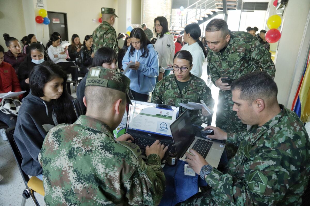 Masiva asistencias de mujeres en Bogotá para prestar servicio militar Desde hoy hasta el 17 del mismo mes de 2023, el Ejército abrió las convocatorias para la prestación del servicio militar, en las cuales, como no ocurría desde hace 30 años, podrán presentarse también mujeres.