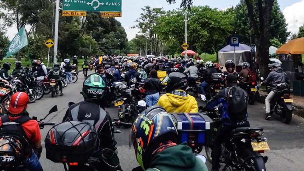 Caravana de motociclistas protestan por el pico y placa en Bogotá A esta hora varios motociclistas se movilizan en caravana por la Biblioteca Virgilio Barco por la calle 63, por el pico y placa en la capital.